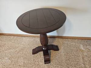 lot 13 image: Contemporary Pedestal Side Table