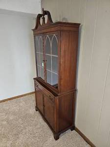 lot 25 image: Vintage Chippendale China Hutch