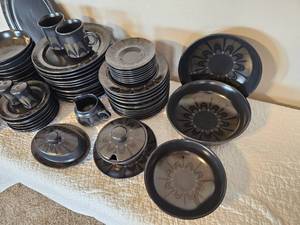 lot 26 image: MCM Zanzibar Pattern Ceramic Table Service by Franciscan (Set for Eight)