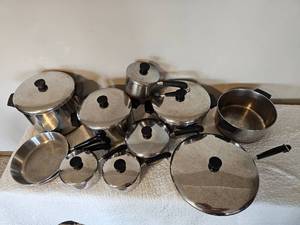 lot 28 image: Revere Ware Set of Kitchen Pots