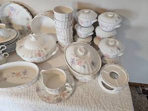 lot 92 image: Mikasa China Maxima (Pattern Service for Eleven)