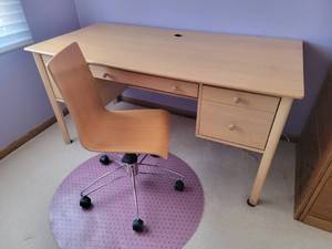 lot 17 image: Luxury Canadian Writing Desk with Pressed Wood Office Chair - Nadeau