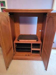 lot 108 image: Classic Oak Entertainment Cabinet