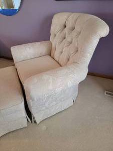 lot 67 image: Lovely White Tufted Upholstery Armchair & Ottoman