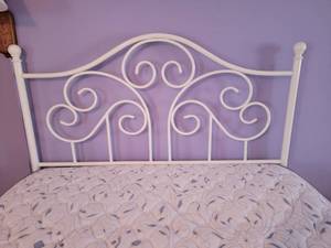 lot 69 image: Delightful Classic White Twisting Metal Bedset with Underside Storage Queen