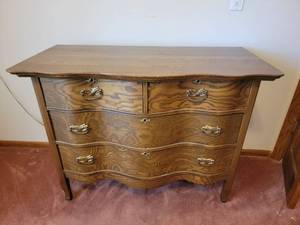 lot 18 image: Stunning Vintage Arts & Crafts Style 4 Drawer Dresser