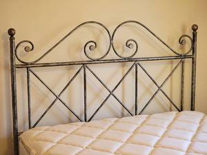 lot 102 image: Lovely Twisted Metal Bed Set Queen