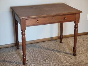 lot 20 image: Classic Vintage Arts & Crafts Writing Desk (Walnut)