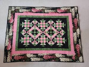 lot 79B image: Breathtaking Vintage Handmade Quilt - Black  Pink Floral