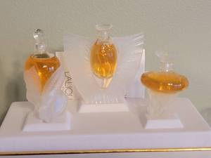 lot 157 image: Retro Lalique Perfume Collection - Les Flacons Miniatures