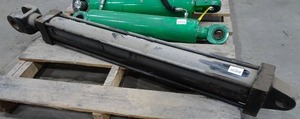 lot 267 image: Large Hydraulic Cylinder