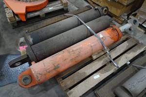 lot 277 image: 3 Hydraulic Cylinders