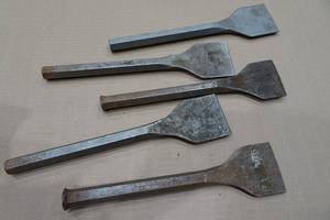 lot 234 image: 5 Chisels