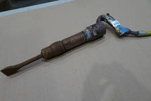 lot 235 image: Air Chipping Hammer
