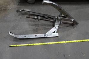 lot 345 image: OTC 1066 17-12 Ton Grip-O-Matic Puller
