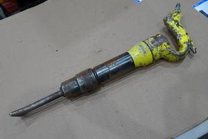 lot 352 image: Heavy Duty Air Chipping Hammer