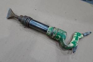 lot 353 image: Heavy Duty Air Chipping Hammer