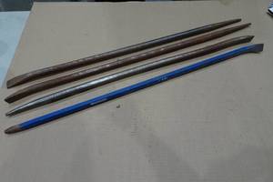 lot 360 image: 4 Pry Bars