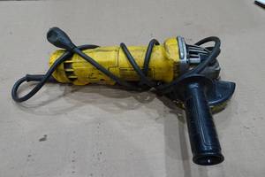 lot 366 image: Dewalt DWE402 4-12 Corded Angle Grinder