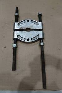 lot 374 image: OTC 1130 Bearing Splitter