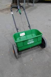lot 383 image: Scotts Turf Builder Classic Drop Spreader