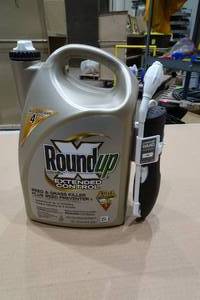 lot 231A image: Round-Up Extended Control Weed and Grass Killer with Battery Power Sprayer