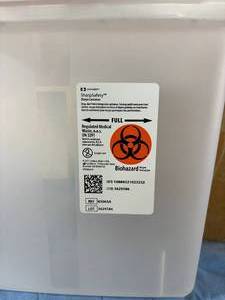 lot 136 image: 1 Case (20 each) NEW Covidien 8506SA SharpSafety Biohazard Sharps Containers With Counterbalance lids - 5 Quart