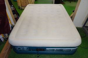 lot 10 image: Queen Air Mattress