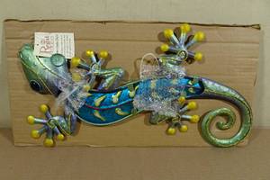 lot 104 image: Regal Home & Garden Lizard Dcor 17
