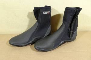 lot 112 image: Cressi Minorca Long 3mm Neoprene Adult Anti-Slip Sole Boots -Mens 8, Womens 9