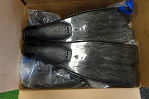 lot 124 image: 10 Pairs Cressi Rondinella Black Snorkel Fins