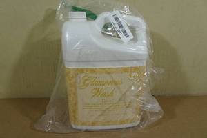 lot 139 image: 1 Gallon Tyler Candle Co Laundry Soap -Diva