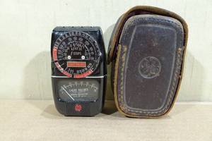 lot 173 image: Vintage GE Film Value Sheet Exposure Meter