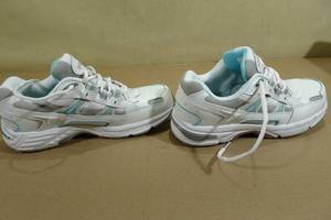 lot 206 image: Vionic Womens Walker Shoes -Size 8