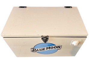 lot 23 image: BLUE MOON Ale Logo Metal Cooler Perfect for Beach Parties, Picnics, Bars, Man Caves, or She Sheds
