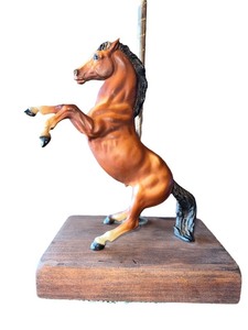 lot 51 image: Breyer Vintage Glossy Dark Woodgrain Fighting Stallion Ranchcraft Lamp Works