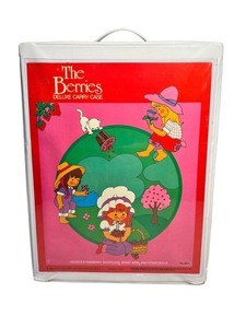 lot 55 image: Vintage 1982 Strawberry Shortcake The Berries Deluxe Carry Case & 11 Shortcakes
