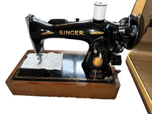 lot 59 image: Heavy Duty Vtg Singer 15-91 Sewing Machine Denim, Gear Driven 1930s WORKING