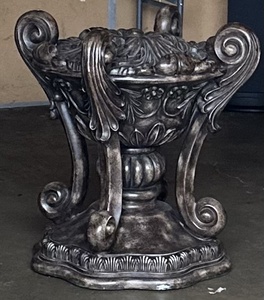 lot 122 image: BEAUTIFUL DINNING ROOM TABLE