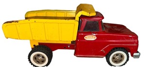lot 124 image: Vintage 1960s Tonka Red & Yellow Hydraulic Dump Truck & Tonka Bulldozer Plow