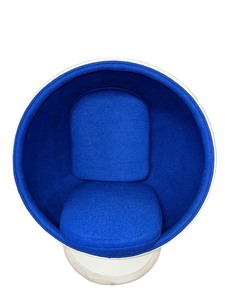 lot 159 image: MID CENTRY MODERN EERO AATINO BALL CHAIR