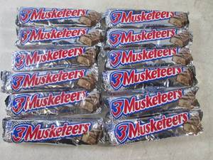 lot 272 image: (B-1) 12 - 3 Musketeers Candy Bars Past Date