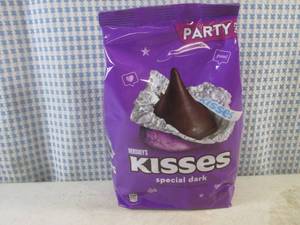 lot 369 image: (B-3) Party Pack Bag Hersheys Kisses Special Dark 32.1oz Past Date
