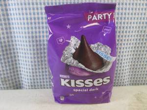 lot 370 image: (B-3) Party Pack Bag Hersheys Kisses Special Dark 32.1oz Past Date