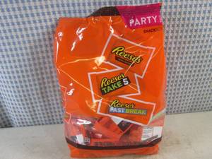 lot 377 image: (B-2) Party Pack Size Bag of Snack Size Assorted Reeses Candy 32.06oz Past Date