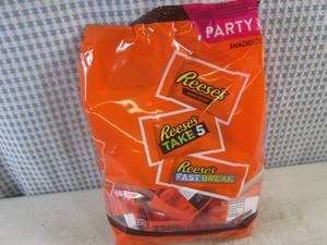 lot 378 image: (B-3) Party Pack Size Bag of Snack Size Assorted Reeses Candy 32.06oz Past Date
