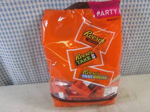 lot 379 image: (B-3) Party Pack Size Bag of Snack Size Assorted Reeses Candy 32.06oz Past Date