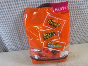 lot 380 image: (B-3) Party Pack Size Bag of Snack Size Assorted Reeses Candy 32.06oz Past Date