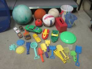 lot 399 image: (EW6) Assorted Kids Outdoor Toys and Balls