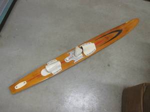 lot 402 image: (EC1) Vintage Voit Saber Wood Slalom Water Ski with Wishbone Super Skeg WS 590 - 65 12 Long